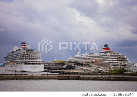 從大棧橋碼頭眺望，一艘豪華郵輪停泊在那裡。 136696144