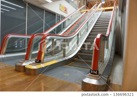 Vertical drop escalator Vertical drop escalator 136696321