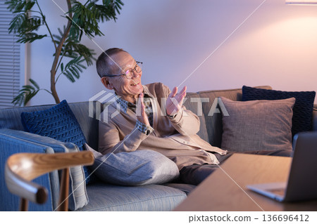 一位老人在客廳看電視 136696412