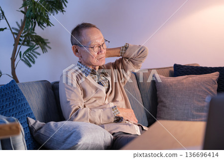 一位老人在客廳看電視 136696414