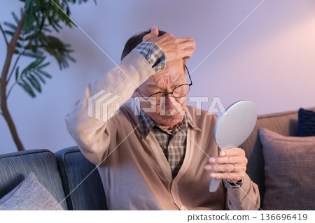 老人頭髮護理稀疏的頭髮 136696419