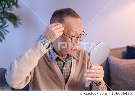 老人頭髮護理稀疏的頭髮 136696420