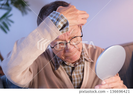 老人頭髮護理稀疏的頭髮 136696421