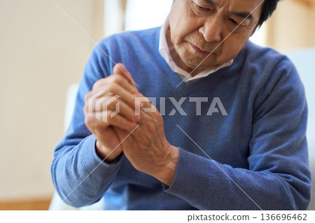 一位手指疼痛的亞洲老年男子 136696462