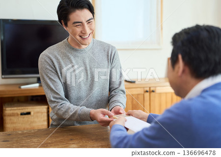 亞洲男子帶著微笑收錢 136696478