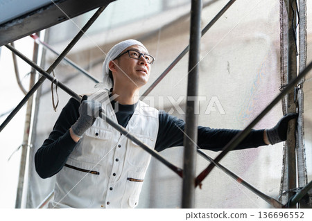 Men in work clothes, scaffolding, knickerbockers 136696552