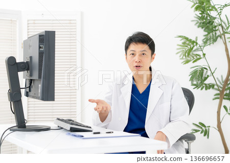 身穿白大褂的醫護人員的對話 136696657