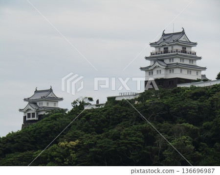 平戶城位於長崎縣平戶市岩上町,是一座伸入平戶海峽的平地城堡,也稱為龜岡城。 平戶城位於長崎縣平戶市岩上町,是一座伸入平戶海峽的平地城堡,也稱為龜岡城。 136696987