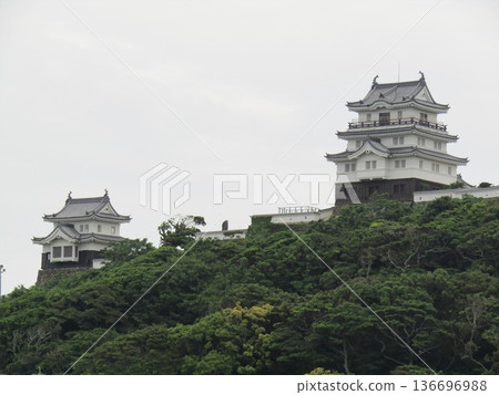 平戶城位於長崎縣平戶市岩上町，是一座伸入平戶海峽的平地城堡，也稱為龜岡城。 136696988