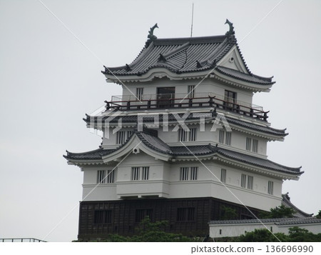 平戶城位於長崎縣平戶市岩上町,是一座伸入平戶海峽的平地城堡,也稱為龜岡城。 平戶城位於長崎縣平戶市岩上町,是一座伸入平戶海峽的平地城堡,也稱為龜岡城。 136696990