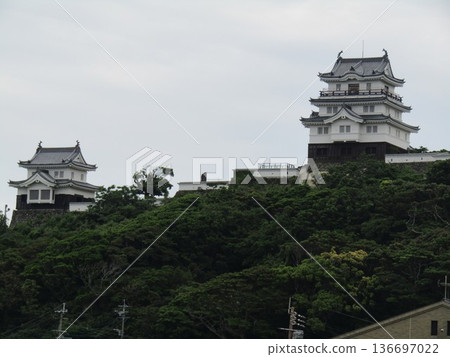 Hirado Castle, a flatland castle jutting out into the Hirado Strait, is located in Iwanoue-cho, Hirado City, Nagasaki Prefecture, and is also known as Kameoka Castle. 136697022