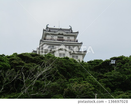 Hirado Castle, a flatland castle jutting out into the Hirado Strait, is located in Iwanoue-cho, Hirado City, Nagasaki Prefecture, and is also known as Kameoka Castle. 136697028
