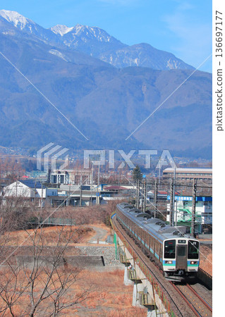 一列211系列車駛過鹽崎川大橋，背景是鳳凰山。 136697177