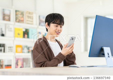 工作在辦公室的年輕男性工程師 136697340