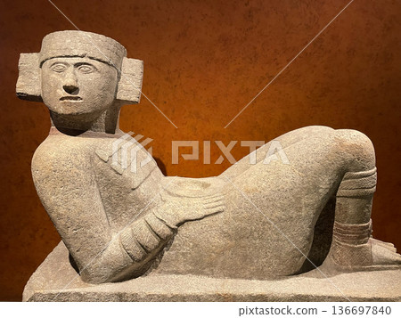 墨西哥國家人類學博物館的瑪雅恰克莫爾雕像 136697840