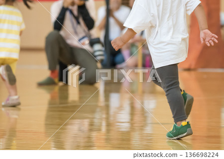 [Nursery school sports day obstacle course] 136698224