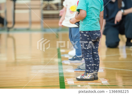 [The start of the obstacle course at the nursery school sports day] 136698225