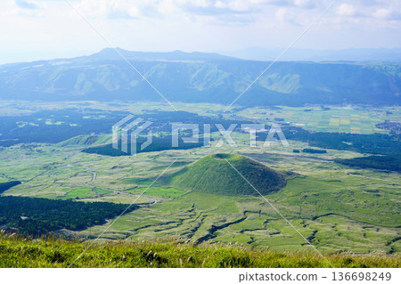 從岸島山上可以看到稻田和草原 從岸島山上可以看到稻田和草原 136698249