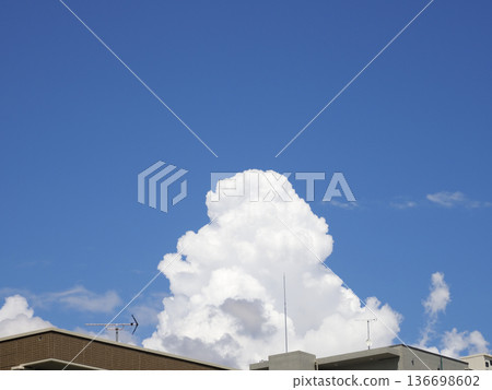 積雲從下方升起 136698602