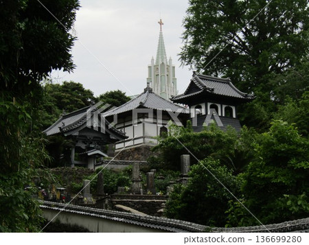 位於長崎縣平戶市的平戶聖約翰紀念教堂和周圍寺廟共同營造出一個難得的觀景空間，可以欣賞到寺廟和教堂的景色。 136699280