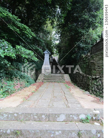 長崎縣平戶市，平戶澤維爾紀念教堂與週邊寺廟創造了一個空間，以及一條俯瞰寺廟和教堂的小路 136699443