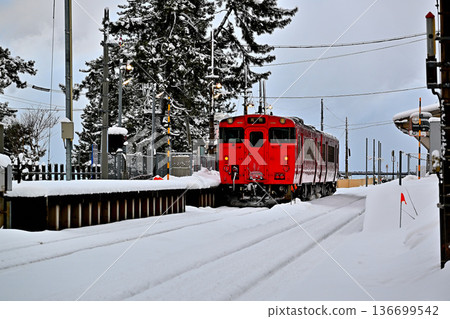 冰見線上的雨晴站被白雪覆蓋。 冰見線上的雨晴站被白雪覆蓋。 136699542