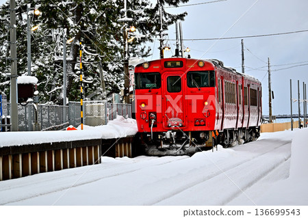 Snow-covered Amaharashi Station on the Himi Line Snow-covered Amaharashi Station on the Himi Line 136699543