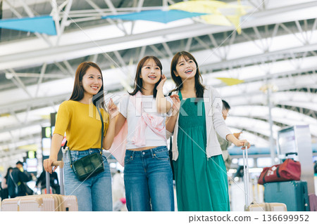 三位女性在機場準備出發旅行(攝影合作:關西國際機場(KIX)) 三位女性在機場準備出發旅行(攝影合作:關西國際機場(KIX)) 136699952