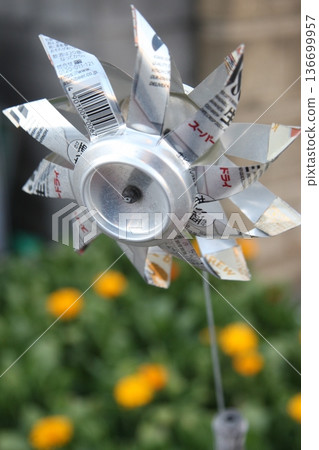 入口處有一座用回收鋁罐手工製作的風車 136699957