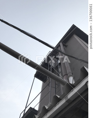 從工廠延伸出來的管道 從工廠延伸出來的管道 136700081