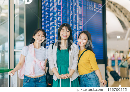 三位女性在機場準備出發旅行(攝影合作:關西國際機場(KIX)) 三位女性在機場準備出發旅行(攝影合作:關西國際機場(KIX)) 136700255
