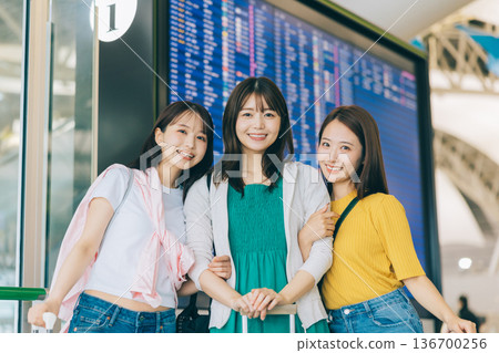 三位女性在機場準備出發旅行(攝影合作:關西國際機場(KIX)) 三位女性在機場準備出發旅行(攝影合作:關西國際機場(KIX)) 136700256