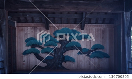 一個繪有鬆樹的傳統日式舞台，一個現代日式空曠空間 136700295