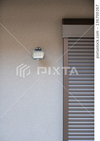 安全燈和捲簾 136700367