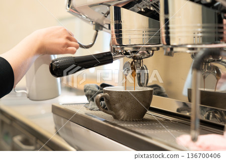 Cafe clerk hand dripping 136700406
