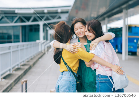 女性好友在機場重聚(照片由關西國際機場(KIX)提供) 女性好友在機場重聚(照片由關西國際機場(KIX)提供) 136700540