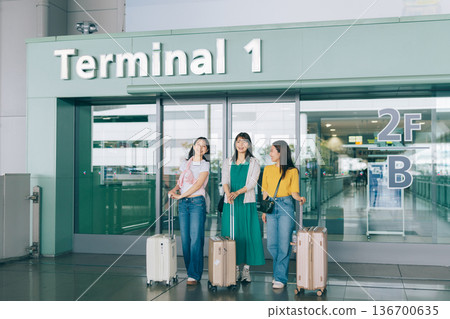 三位女士抵達機場,開始她們的旅程。 (圖片由關西國際機場(KIX)提供) 三位女士抵達機場,開始她們的旅程。 (圖片由關西國際機場(KIX)提供) 136700635