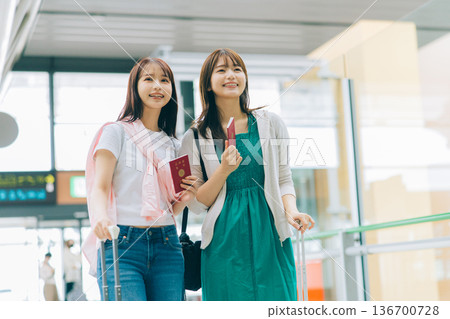 兩名女子在機場手持護照。 (圖片由關西國際機場(KIX)提供) 兩名女子在機場手持護照。 (圖片由關西國際機場(KIX)提供) 136700728