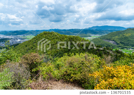 夏季從高尾山眺望新莊山和弘島地區。岡山縣岡山市東區 136701535