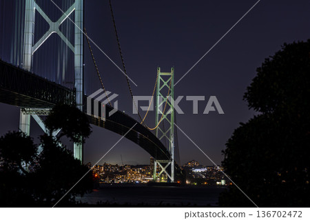 明石海峽大橋與城市燈光的夜景 明石海峽大橋與城市燈光的夜景 136702472