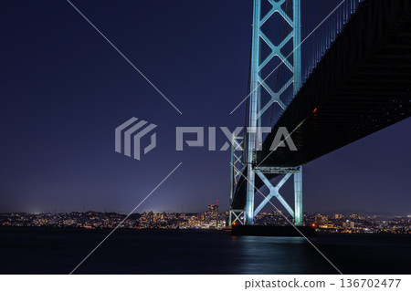 金色的瀨戶大橋和夜景 金色的瀨戶大橋和夜景 136702477