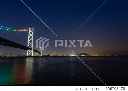 明石海峽大橋高聳入雲,與神戶的夜景交相輝映。 明石海峽大橋高聳入雲,與神戶的夜景交相輝映。 136702478