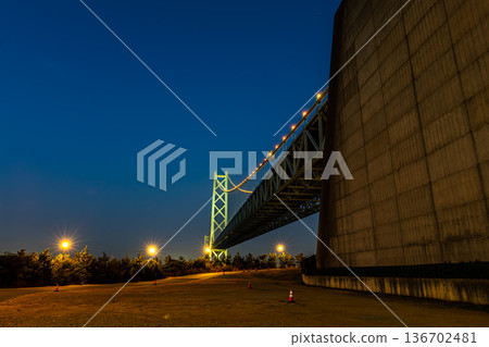 明石海峽大橋巨大的錨地與夜景 明石海峽大橋巨大的錨地與夜景 136702481
