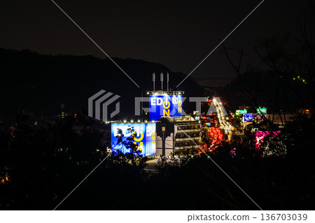 夜間的公路和城市燈光 136703039