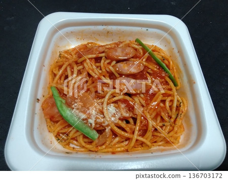 我甚至在深夜從便利商店買了美味的意大利麵當宵夜。 136703172