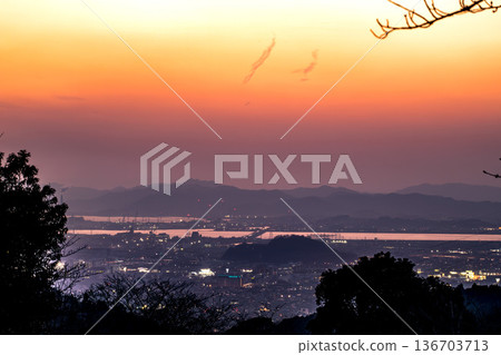 倉敷市和水島工業園區在夕陽的映照下染上了色彩。 倉敷市和水島工業園區在夕陽的映照下染上了色彩。 136703713