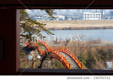 從神社內眺望蘆田川和太鼓橋 136703722