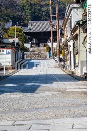 遠眺通往西國寺和仁王門的石板路坡道。 遠眺通往西國寺和仁王門的石板路坡道。 136703738