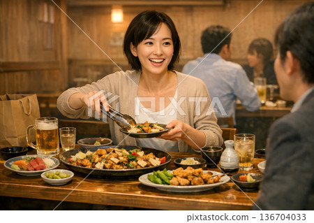 社交聚會上的一個場景，人們正在分享食物。 136704033