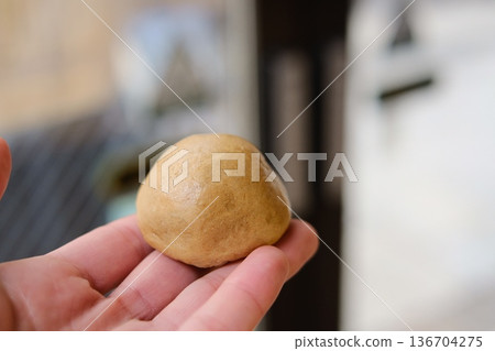 Male hand holding hot spring manju 136704275